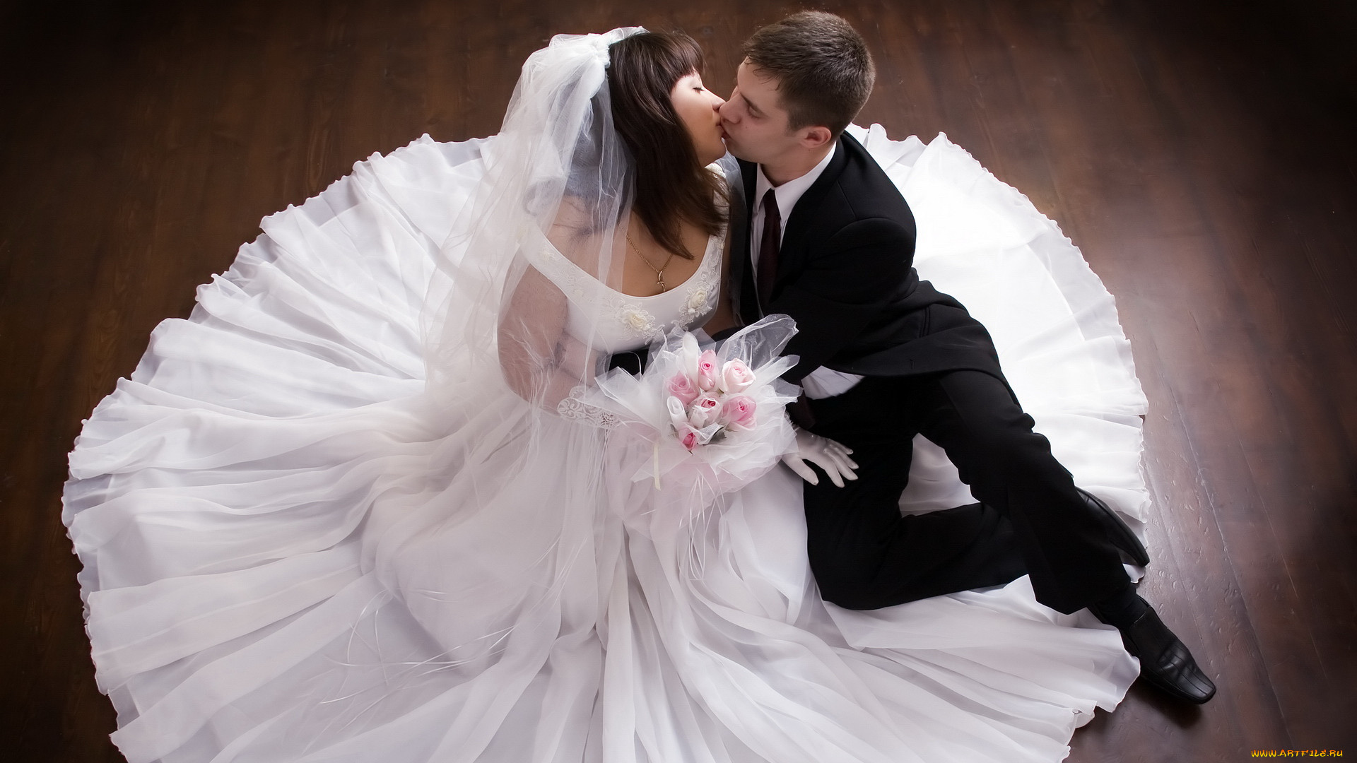 Невесты в свадебных платьях с женихом